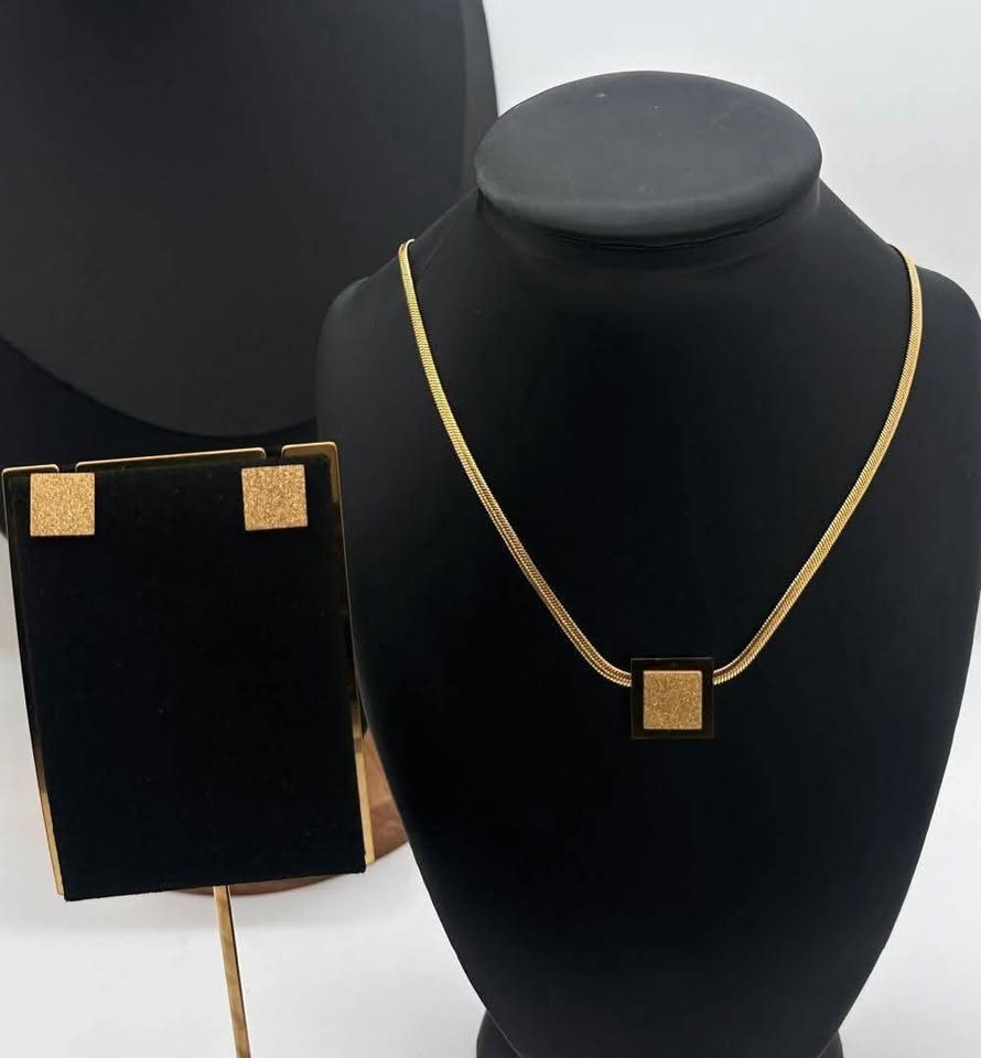Ensemble boucle d'oreille et collier
