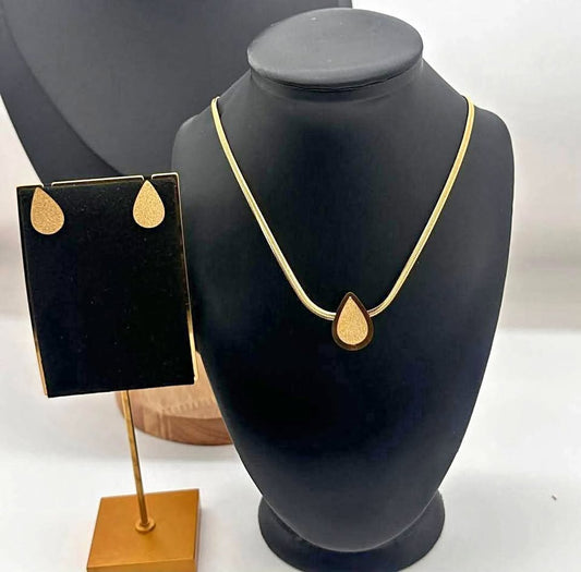 Ensemble boucle d'oreille et collier